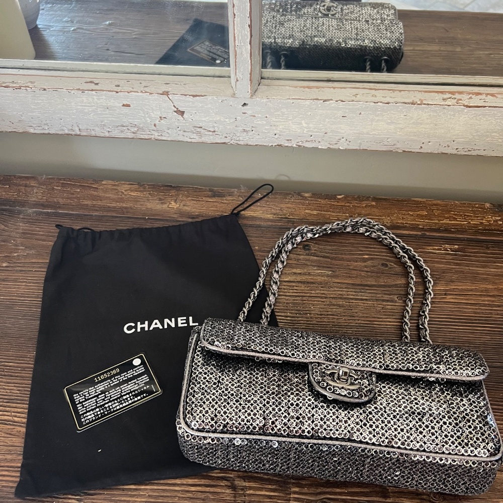 AUTHENTIC-Vintage Chanel Sequined Classic Flap Handbag ( Color: Black/Silver) - Picture 3 of 16